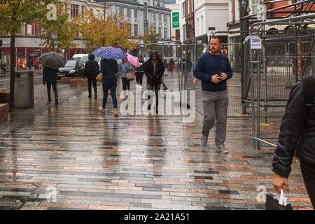 Cork, Irlande, le 30 septembre 2019. Alerte météo jaune, la ville de Cork. L'état d'alerte météo jaune pour la pluie à travers le comté n'arrêter certains consommateurs de ne pas se rendre à la ville d'aujourd'hui. L'avertissement n'est en place jusqu'à 16 h, c'est l'avant de la tempête Lorenzo qui peuvent frapper le jeudi selon certaines prévisions. Credit : Damian Coleman Banque D'Images