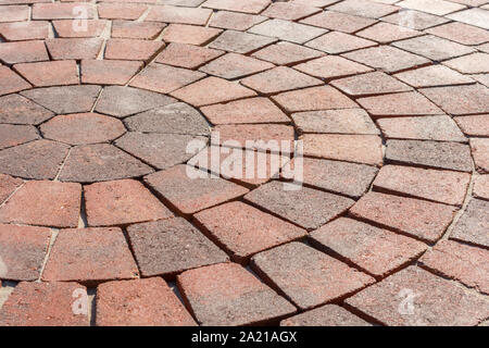 Cercle de pavage de pierres rouges comme un sol décoratif et robuste dans le jardin et comme une passerelle Banque D'Images