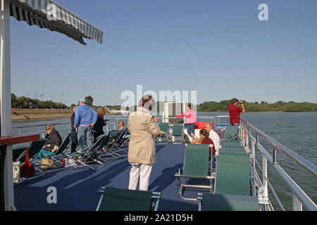 Vue de l'intérieur du bateau de croisière Danube, avec le parc Kalamegdan Sports Centre à gauche et le Veliko Ratno Ostrvo (Grande Guerre) de l'Île à droite, Danube-Sava confluence, Belgrade, Serbie. Banque D'Images