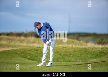 Rory McIlroy joue son tir d'approche dans le 17e vert pendant trois jours de l'Alfred Dunhill Links Championship à St Andrews Banque D'Images