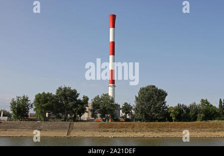 La tour de la centrale de chauffage (Toplana) Dorcol-Stara à Ug Centrala, Association des villes ; le tourisme ; tourisme ; ; ; et les loisirs sur l'eau de Dorcol- ancienne, un monument historique sur le Danube, Belgrade, Serbie. Banque D'Images