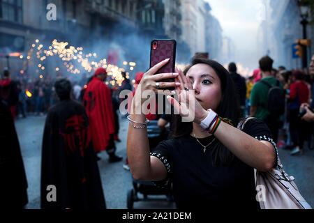 Asian woman en tenant à 'selfies correfoc', Barcelone. Banque D'Images
