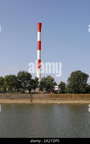 La tour de la centrale de chauffage (Toplana) Dorcol-Old à Ug Central, Association des Villes pour le tourisme et les loisirs sur l'eau de Dorcol- ancienne, un monument historique sur le Danube, Belgrade, Serbie. Banque D'Images