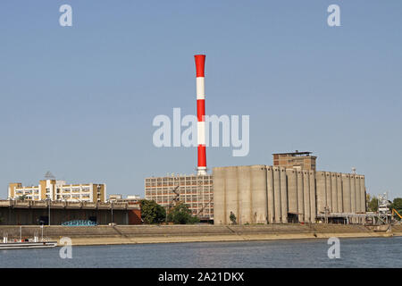 Les silos à grains avec l'installation de chauffage tower (Toplana) à Ug Dorcol-Old Central, Association des Villes pour le tourisme et les loisirs sur l'eau de Dorcol-, un monument historique derrière elle sur le Danube, Belgrade, Serbie. Banque D'Images