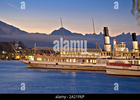 Bateau à vapeur sur le lac de Lucerne Suisse vue brouillard matin, Suisse centrale Banque D'Images