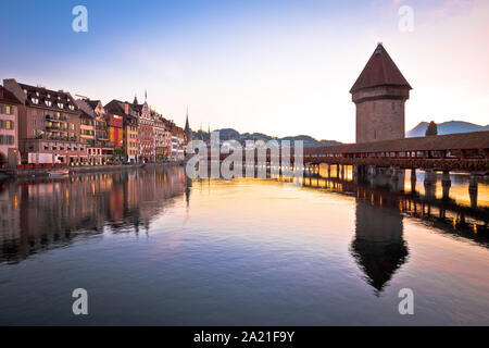 Luzern Pont couvert en bois et vue sur la tour de l'aube, ville du centre de la Suisse Banque D'Images