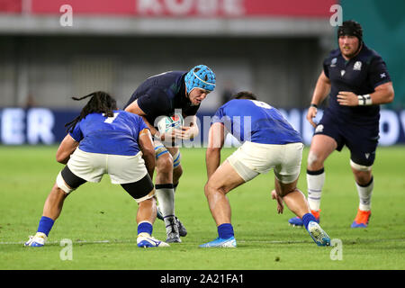 Scotland's Scott Cummings (centre) est abordé par le Samoa Ioane TJ (à gauche) et Jack Lam durant la Coupe du Monde de Rugby 2019 match au stade de Misaki, Kobe, Japon. Banque D'Images