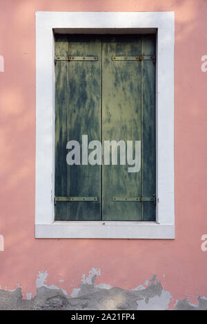 Volets vert fermé sur un mur coloré à Burano près de Venise, Italie Banque D'Images