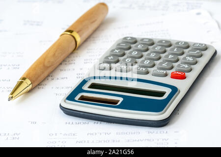La comptabilité financière avec la calculatrice et données comptables. Vue rapprochée Banque D'Images