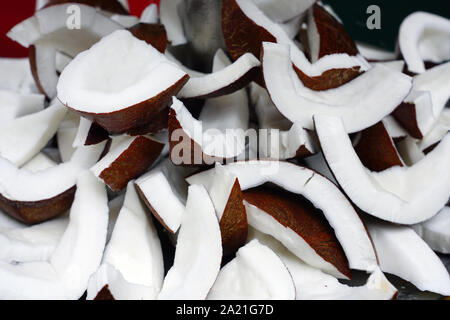 Morceaux de blanc fraîchement écossés chair de noix de coco Banque D'Images