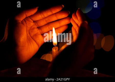 Femme hand holding ou de protéger du vent à bougie célébration de Diwali nuit. Stock photo d'arrière-plan pour la tradition religieuse, la culture, les rites, holi Banque D'Images