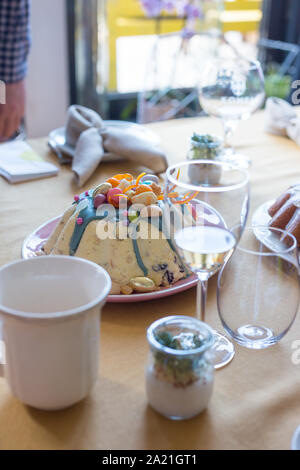Fédération / polonais / paskha dessert Pâques pascha, faite avec du fromage, d'œufs et le sucre, décoré de fruits confits et des œufs en chocolat Banque D'Images
