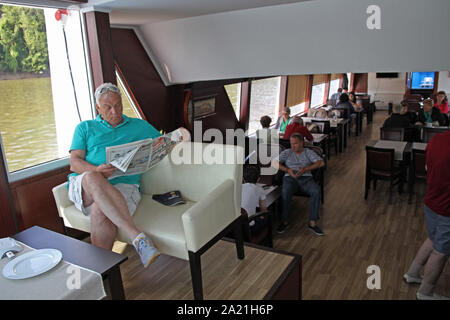 Touristes de l'intérieur du navire de croisière Danube coin repas, près de Belgrade, Serbie. Banque D'Images