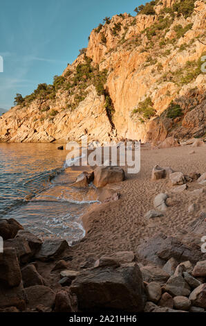 Les roches de granit rouge et la plage d'Plage de Ficaghjola / Plage de Ficajola et le golfe de Porto, Calanques de Piana Corse France. Banque D'Images