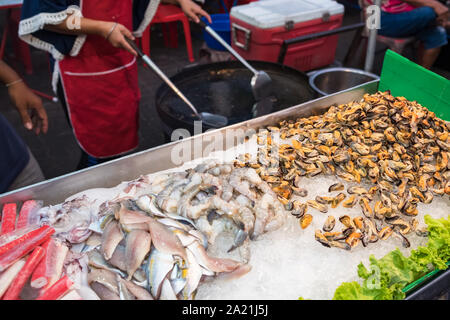Fruits de mer ingrédients pour l'omelette traditionnelle thaïlandaise au street market stall Banque D'Images