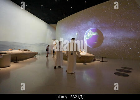 / Qatar Doha - 30 septembre 2019 : les hommes parmi les visiteurs de musée national du Qatar Banque D'Images