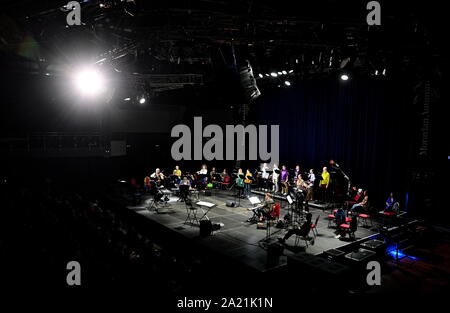 Brno, République tchèque. Sep 29, 2019. Les membres du Collegium Vocale Gent effectuer le Einstein sur la plage, en concert de l'opéra, dans le festival d'automne morave à Brno, en République tchèque, le 29 septembre 2019. Crédit : Igor Zehl/CTK Photo/Alamy Live News Banque D'Images