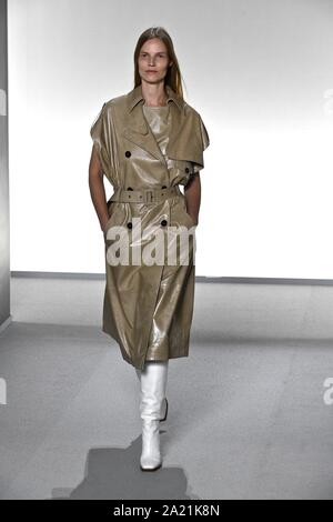 Paris, France. Sep 29, 2019. Un modèle présente des créations de Givenchy dans le cadre de son printemps/été 2020 femme prêt-à-porter collection voir pendant la Fashion Week de Paris à Paris, France, le 29 septembre, 2019. Credit : Piero Biasion/Xinhua/Alamy Live News Banque D'Images