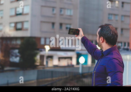 Prendre un homme mûr en selfies les rues. Banque D'Images
