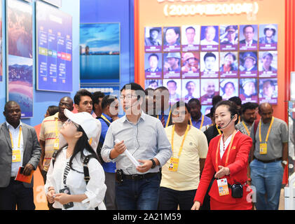 Beijing, Chine. Sep 30, 2019. Les journalistes chinois et étrangers visiter une exposition de réalisations marquant le 70e anniversaire de la fondation de la République populaire de Chine à Beijing, capitale de la Chine, 30 septembre 2019. Credit : Wang Quanchao/Xinhua/Alamy Live News Banque D'Images