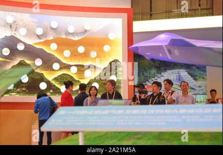 Beijing, Chine. Sep 30, 2019. Les journalistes chinois et étrangers visiter une exposition de réalisations marquant le 70e anniversaire de la fondation de la République populaire de Chine à Beijing, capitale de la Chine, 30 septembre 2019. Credit : Wang Quanchao/Xinhua/Alamy Live News Banque D'Images