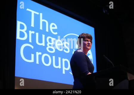 Leader du Parti unioniste démocratique Arlene Foster au congrès du parti conservateur à Manchester le Centre de Convention. Banque D'Images