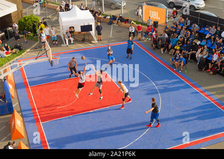 Kiev, UKRAINE - 14 SEPT 2109 : hommes jouer au basket-ball sur une rue. Street ball championnat. Vue aérienne Banque D'Images