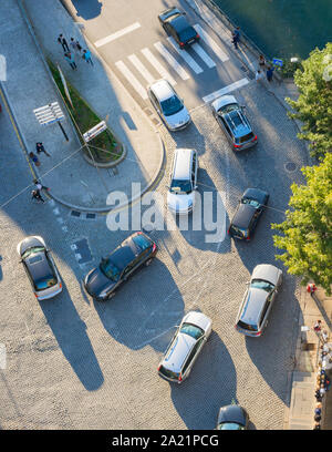 PORTO, PORTUGAL - 13 NOVEMBRE 2016 : Vue de dessus de la circulation des voitures sur une route pavée de la vieille ville dans une lumière du matin Banque D'Images