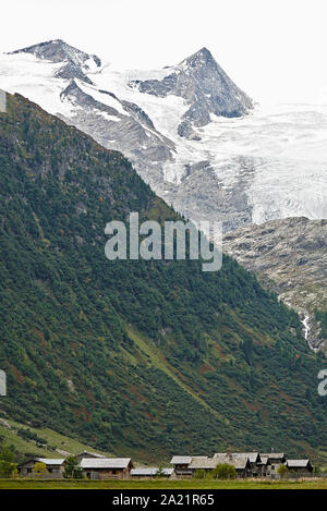 Paysage de montagne avec abris à Innergschloess valley et Grossvenediger Ridge dans le parc national de Hohe Tauern in Osttirol, Autriche Banque D'Images