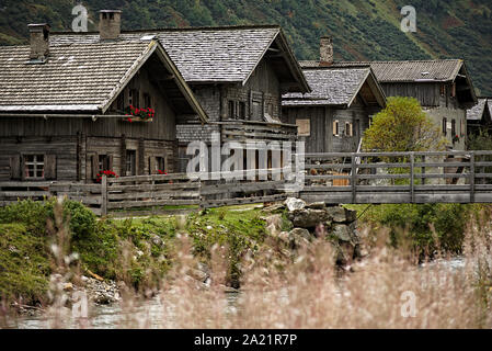 Paysage de montagne avec des cases traditionnelles à Innergschloess Valley dans le parc national de Hohe Tauern in Osttirol, Autriche Banque D'Images