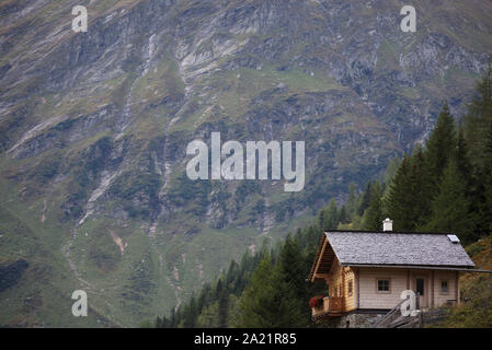 Paysage de montagne avec traditionnelles aménagées à Innergschloess Valley dans le parc national de Hohe Tauern in Osttirol, Autriche Banque D'Images