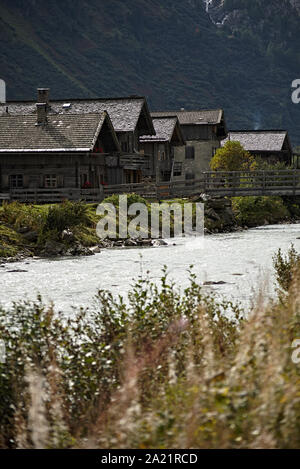 Paysage de montagne avec des cases traditionnelles à Innergschloess Valley dans le parc national de Hohe Tauern in Osttirol, Autriche Banque D'Images