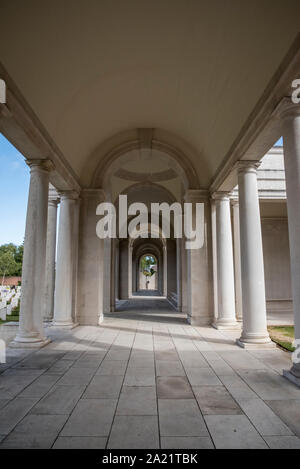 Les Colonnades de l'absence à la CSGC et memorial cemetery à Arras sur la bataille de la Somme et le nord de la France Banque D'Images