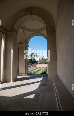 Les panneaux de mur commémoratif pour les milliers de personnes qui sont toujours portées disparues à la CSGC et memorial cemetery à Arras sur la bataille de la Somme et le nord de la France Banque D'Images