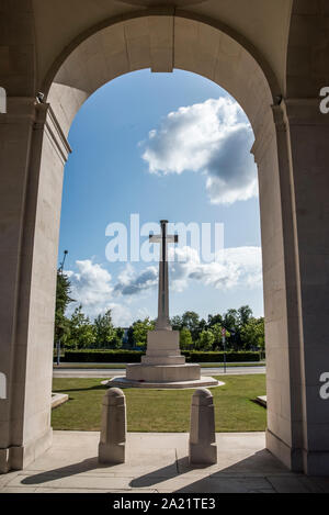 La Croix du Sacrifice à la CSGC et memorial cemetery à Arras sur la bataille de la Somme et le nord de la France Banque D'Images