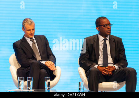 Manchester, UK. Le 30 septembre 2019. Ministre de l'environnement, de l'Alimentation et des affaires rurales et du développement international, Zac Goldsmith, député et ministre d'État pour les affaires, l'énergie et croissance saine, Kwasi Kwarteng MP, assister à la deuxième journée de la conférence du parti conservateur 2019 à la Manchester Central. Crédit : Paul Warburton/Alamy Live News Banque D'Images