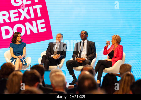 Manchester, UK. Le 30 septembre 2019. Sam Hall héberge un panneau avec le secrétaire d'État à l'environnement, de l'Alimentation et des Affaires rurales, Theresa Villiers MP, Ministre d'État à l'environnement, de l'Alimentation et des affaires rurales et du développement international, Zac Goldsmith MP, Ministre d'État pour les affaires, l'énergie et croissance saine, Kwasi Kwarteng député et secrétaire d'État pour les affaires, l'énergie et de stratégie industrielle, Andrea Leadsom MP, au jour 2 de la 2019 conférence du parti conservateur à Manchester Central. Crédit : Paul Warburton/Alamy Live News Banque D'Images