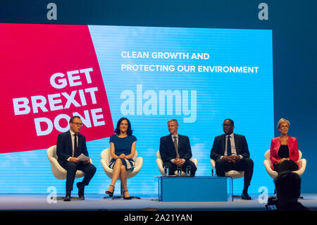 Manchester, UK. Le 30 septembre 2019. Sam Hall héberge un panneau avec le secrétaire d'État à l'environnement, de l'Alimentation et des Affaires rurales, Theresa Villiers MP, Ministre d'État à l'environnement, de l'Alimentation et des affaires rurales et du développement international, Zac Goldsmith MP, Ministre d'État pour les affaires, l'énergie et croissance saine, Kwasi Kwarteng député et secrétaire d'État pour les affaires, l'énergie et de stratégie industrielle, Andrea Leadsom MP, au jour 2 de la 2019 conférence du parti conservateur à Manchester Central. Crédit : Paul Warburton/Alamy Live News Banque D'Images