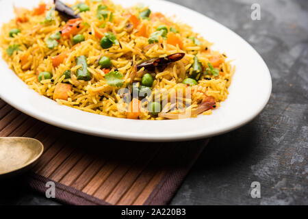 Pulao/Pulav Tawa/Pilaf/Pilau est un Indien fait l'alimentation de rue en utilisant le riz basmati, légumes et épices. Selective focus Banque D'Images