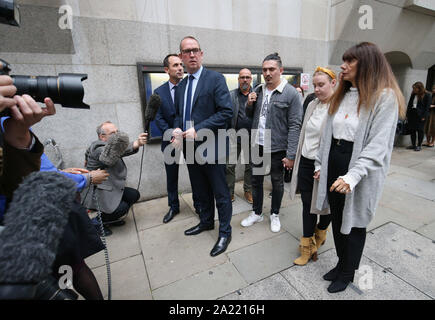 DCI Simon Smith parle aux médias à l'extérieur de l'Old Bailey, au centre de Londres, flanqué de son frère Florient (centre), Beth ami Penman (deuxième à droite) et sa mère Frederique Bertaux (à droite), après Kirill Belorusov a été trouvé coupable du meurtre de son producteur de films français ex-amie, Laureline Garcia-Bertaux. Banque D'Images