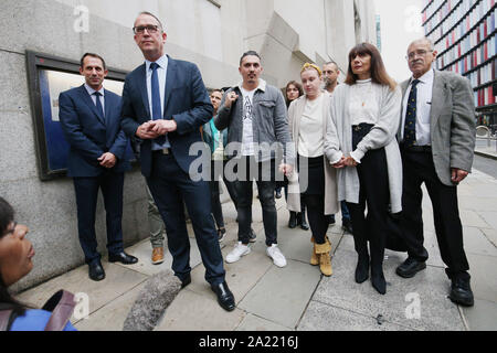 DCI Simon Smith parle aux médias à l'extérieur de l'Old Bailey, au centre de Londres, flanqué de son frère Florient (centre), Beth ami Penman (troisième à droite) et sa mère Frederique Bertaux (deuxième à droite), après Kirill Belorusov a été trouvé coupable du meurtre de son producteur de films français ex-amie, Laureline Garcia-Bertaux. Banque D'Images