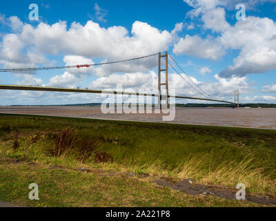 Piliers et l'étendue de l'Humber Bridge prises à partir de l'estran à Barton sur l'Humber, Lincolnshire du Nord, Royaume-Uni Banque D'Images