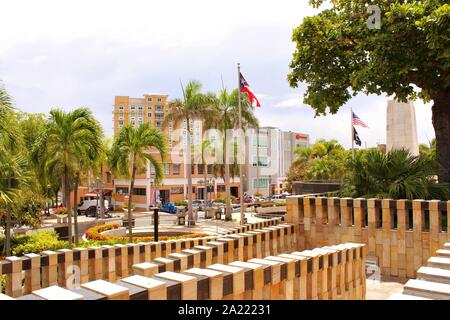 Vue sur une petite place en face de certaines entreprises locales, situé juste en face de l'édifice du gouvernement de Capitol à San Juan, Porto Rico. Banque D'Images