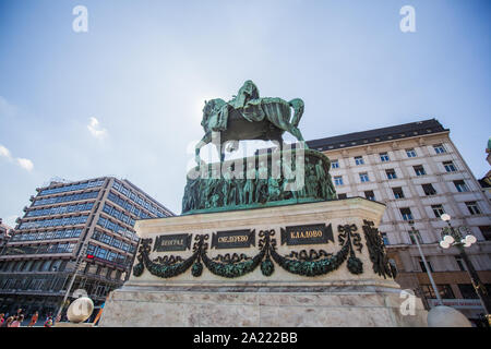 La statue du Prince Mihailo Obrenovic, situé au coeur de la place de la République à Belgrade, en Serbie. Banque D'Images