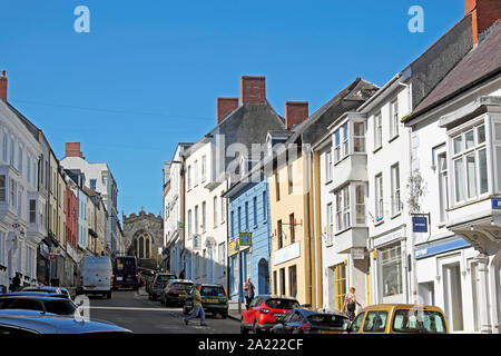 Une vue de voitures garées sur Haverfordwest Pembrokeshire High Street, dans l'ouest du pays de Galles UK KATHY DEWITT Banque D'Images