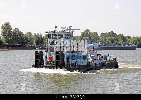 Remorqueur et tanker sur le Danube à Smederevo, en Serbie. Banque D'Images