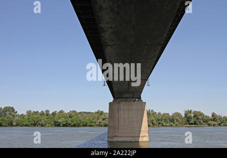 Vue du dessous le pont appelé 14, sur la Route 14, sur le Danube, Smederevo, en Serbie. Banque D'Images