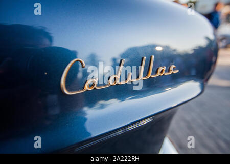 Logo voiture Cadillac, vue rapprochée du signe en voiture ancienne. Banque D'Images