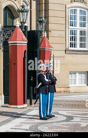 Deux gardes à l'extérieur de la vie royale, d'Amalienborg la maison de la famille royale danoise, Copenhague, Danemark Banque D'Images