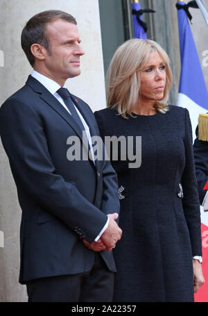 Paris, France. Sep 30, 2019. Le président français, Emmanuel Macron et sa femme Brigitte Macron attendent l'arrivée de personnes en visite à l'Elysée à Paris le lundi 30 septembre, 2019. Les Macrons a organisé un déjeuner suivi par les dirigeants et chefs d'État à la suite d'un service commémoratif en l'honneur de l'ancien président français Jacques Chirac, qui est décédé le 26 septembre à l'âge de 86 ans. Photo de David Silpa/UPI UPI : Crédit/Alamy Live News Banque D'Images